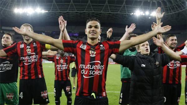  斯特拉斯堡vs尼斯爆发大规模冲突，多人染红被罚下  